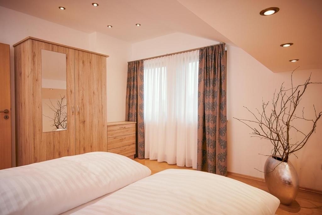 Hotel Seeblick & Ferienwohnung Bad Endorf Ngoại thất bức ảnh