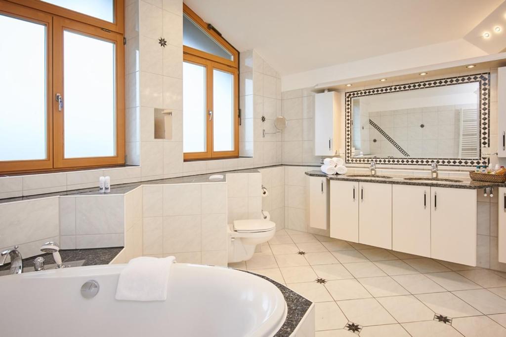 Hotel Seeblick & Ferienwohnung Bad Endorf Ngoại thất bức ảnh