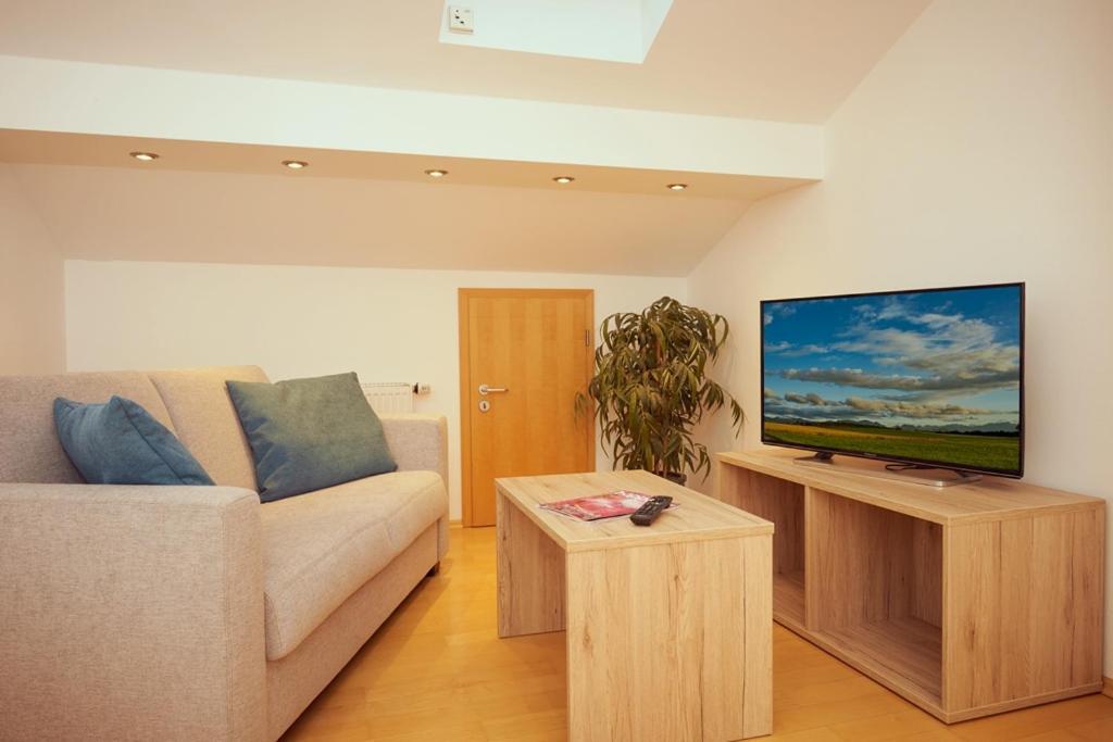 Hotel Seeblick & Ferienwohnung Bad Endorf Ngoại thất bức ảnh