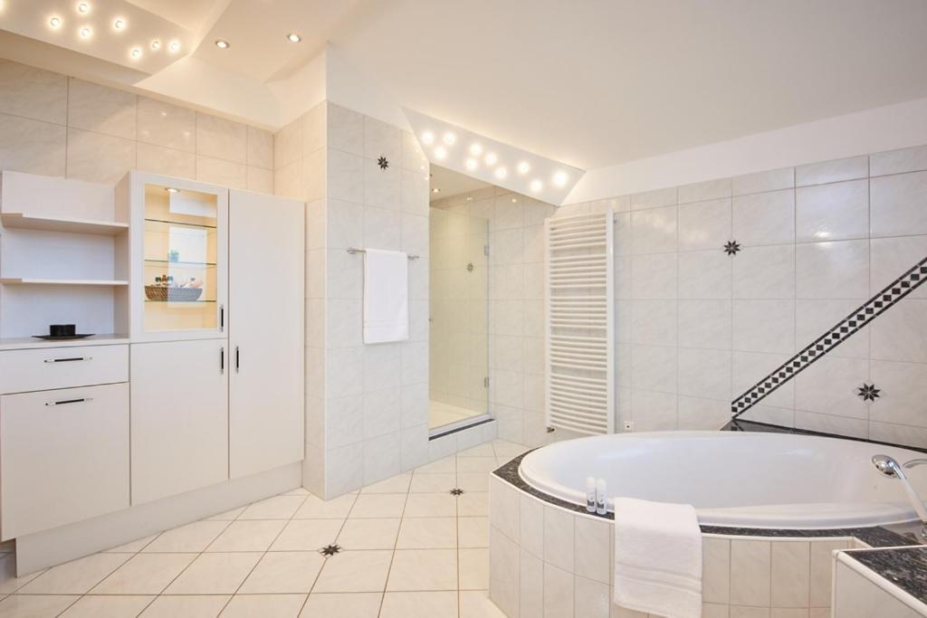 Hotel Seeblick & Ferienwohnung Bad Endorf Ngoại thất bức ảnh
